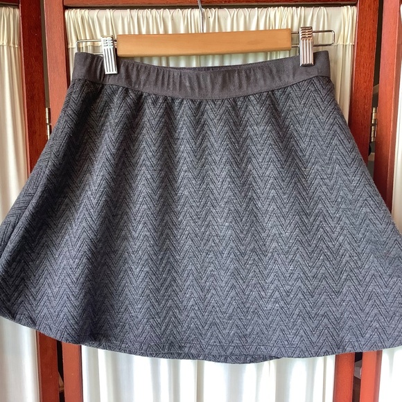 Candie’s Gray Zig-Zag Mini Skirt Pull On with Faux Suede Waist Band Small - Picture 5 of 9